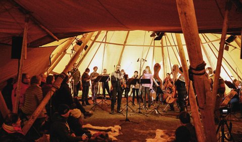 Das Arctic Philharmonic Orchestra beim Konzert im Lavvo. Foto: Aggie Peterson/acmf