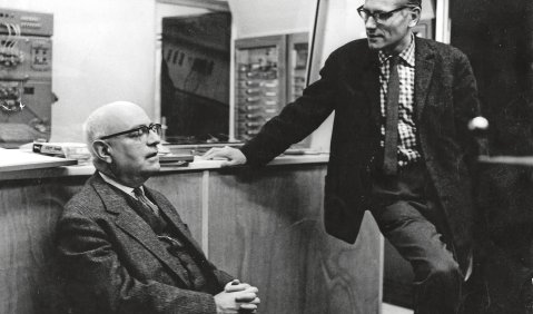 Theodor W. Adorno (li.) zu Gast bei Josef Anton Riedl im Siemens Studio für elektronische Musik München. Foto: Karsten de Riese