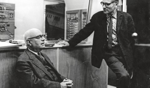 Theodor W. Adorno (li.) zu Gast bei Josef Anton Riedl im Siemens Studio für elektronische Musik München. Foto: Karsten de Riese