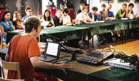 Johannes Kreidler bei einer Masterclass im Rahmen der Synthesis-Kompositionskurse 2016 in Polen. Foto: Kreidler