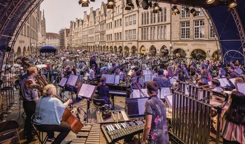 Filmmusik mit dem Sinfonierochester der Musikhochschule Münster beim Jubiläums-Open-Air auf dem Prinzipalmarkt. Foto: Peter Leßmann