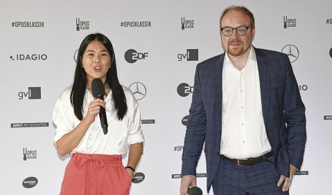 Bei der OPUS KLASSIK-Pressekonferenz 2019: Pianistin Hanni Liang, Vertreterin des Musikvermittlungs- und Kulturprojektes TONALi, und Clemens Trautmann vom Verein zur Förderung der Klassischen Musik. Foto: Oliver Kern