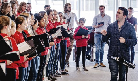 Barnaby Smith von Voces8 beim chor.com-Workshop mit dem Mädchenchor Hannover. Foto: Rüdiger Schestag
