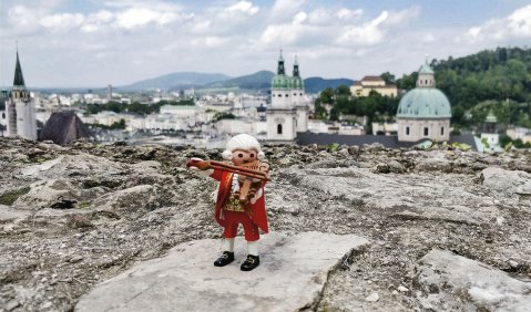 Vorbildliche Haltung! Kein Wunder, hat Wolfgang Amadé Mozart (hier in der jüngst präsentierten Playmobil-Reinkarnation) das Geigen doch bei seinem Vater Leopold gelernt. Foto: Internationale Stiftung Mozarteum