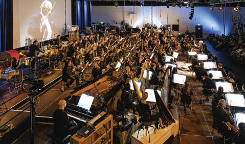 Wurde zum „Hit“ der Donau- eschinger Musiktage 2019:  Simon Steen-Andersens para-dadaistische Provokation „Trio“ als Zusammenführung der drei großen SWR-Klangkörper Orchester, Chor und Big Band. Foto: SWR/Ralf Brunner