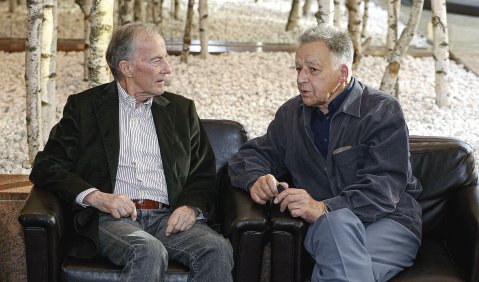 Dirigenten und Juroren: Lothar Zagrosek und Peter Gülke beim Gespräch in Köln. Foto: Herbert Bucco