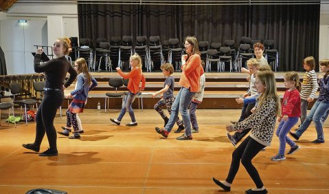 Mit Schwung, Elan und Spaß wird auf der Familien-Osterwoche „Vom Bilderbuch zum Musiktheater“ gesungen und getanzt! Foto: Landesakademie Ochsenhausen