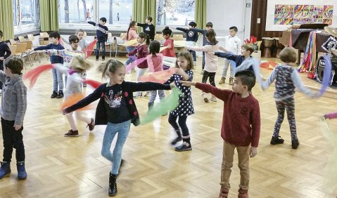 Ohne Musiklehrkraft undenkbar: Kinder an einer Grundschule setzen sich aktiv mit Musik auseinander. Foto: Andrea Spengler