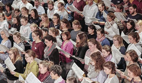 Mitglieder des Madrigalchors und Ehemalige bei der Probenarbeit. Foto: Severin Vogl