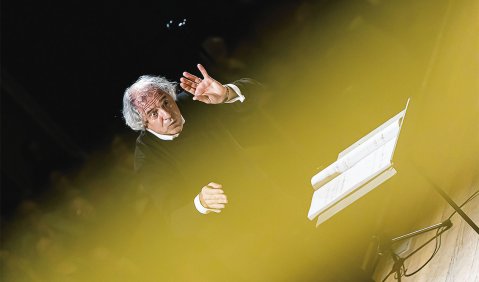 „FACE.Dia.De“ von Pierluigi Billone: Emilio Pomàrico dirigiert das Ensemble PHACE. Foto: Markus Sepperer
