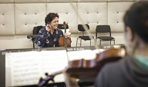 Professuren hatte Tabea Zimmermann bereits an den Musikhochschulen in Saarbrücken und Frankfurt inne; seit Oktober 2002 ist sie Professorin an der Hochschule für Musik „Hanns Eisler“ in Berlin. Foto: Rui Camilo