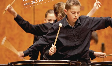 Das Plakat zum 57. Bundeswettbewerb „Jugend musiziert“ war mitten in der Abstimmung, als „Jugend musiziert“ die Absage des Bundeswettbewerbs verkünden musste. Der Entwurf stammt vom Münchner Grafikdesigner Henning Bornemann.