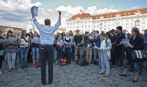 Unser Bild mit einem noch nicht pandemiekonformen Singen im Freien stammt von Martin Hufner.