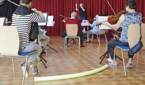 Origineller Abstandhalter beim Kammermusikensemble. Foto: Uwe Schinkel