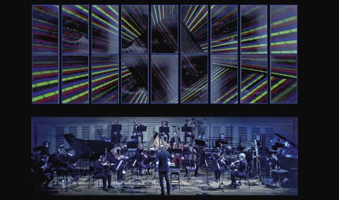 Titelbild nmz 2021/06: Das Klangforum Wien unter Titus Engel spielt „Vertigo / Infinite Screen“ von Brice Pauset und Aorten & Serghei. Foto: AROTIN & SERGHEI Contemporary Art