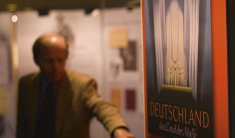 	Deutschland, Land der Musik. Ausstellung „Entartete Musik“ in der Berliner Philharmonie 2007. Im Hintergrund:  Kurator Albrecht Dümling. Foto: Martin Hufner