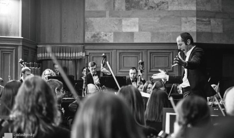 Luigi Gaggero und sein Sinfonierorchester Kiew im Rahmen der Konzertreihe „Voices / Ukrainische Musik des 20. und 21. Jahrhunderts“. Foto: Alina Harmash