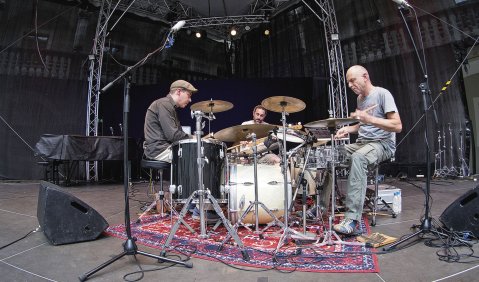 Das Trio Digilogue auf dem städtischen Jazzweekend, das jedes Jahr an einem langen Juliwochenende bis zu hundert Konzerte kostenfrei in der historischen Regensburger Altstadt veranstaltet. Foto: Juan Martin Koch