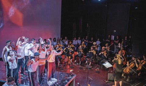 Rapper und Streicher beim Konzert im Wilhelma-Theater Stuttgart. Foto: Oliver Röckle