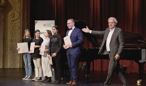 Unser Foto (Oliver Borchert/ DMR) zeigt Ulrich Rademacher, Vorsitzender des Projektbeirates Jugend musiziert, und die Preisträger*innen nach der Überreichung der Urkunden.