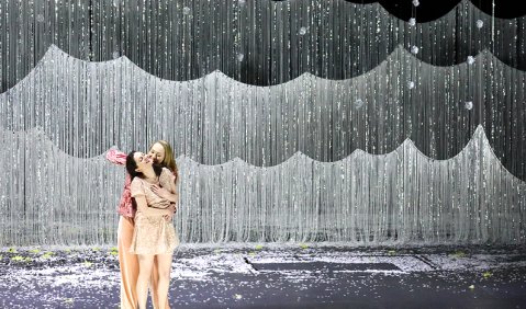 Elena Tsallagova und Angela Brower in der Münchner „Füchslein“-Produktion. Foto: Wilfried Hösl