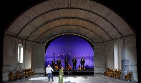 PETER GRIMES - I. Paterson, R. Willis-Sørensen, J. Johnston. Foto: © W.Hoesl