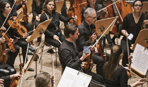 Stimmengewirr aus Smartphones: Das RSB mit Anna Korsuns „In einem anderen Raum“. Foto: Deutschlandradio/Simon Detel