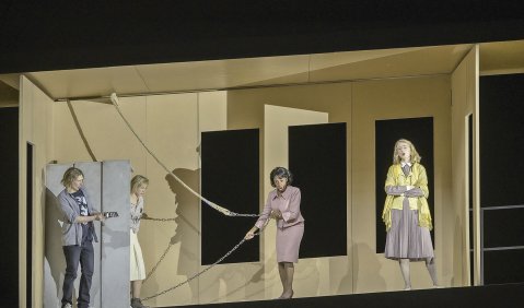 v.l. Etienne Walch (Bill Henson), Lavinia Dames (Grace), Christina Clark (Olivia) und Alice Lackner (Martha). Foto: Matthias Jung