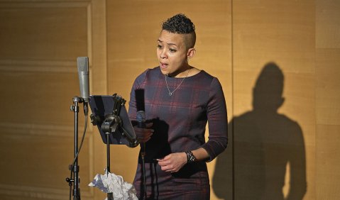 Titelbild: Das Stationentheater von Manos Tsangaris lieferte in acht Etappen im und vor dem Wittener Saalbau eine Art Making Off der Wittener Tage für neue Kammermusik als Radiofestival. Unser Bild zeigt die Sopranistin Lidia Luciano bei der Station „Aufna