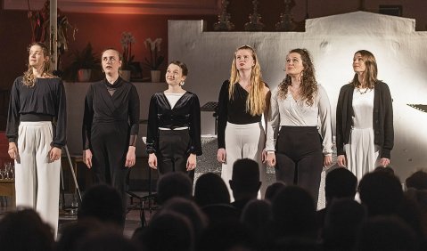 Als sich die sechs Mädchen im Alter von 10 bis 13 Jahren 2005 zusammentaten, nannten sie sich „Chickpeas“ (Kichererbsen). Heute zählen die jungen Damen von „Sjaella“ zu den renommiertesten Frauenstimmen im internationalen a-cappella-Gesang. Foto: Helge Krü