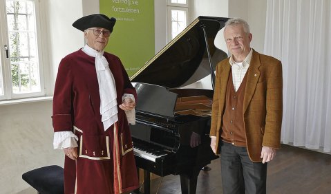 Peter Keßler im Kostüm des gräflichen Kammerdiener Monseigneur Joseph de la Granges. Neben ihm Ulrich Wüster. Hinter den beiden der Kawai-Flügel in seiner neuen Heimat: Schloss Weikersheim.