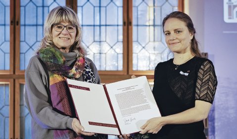 Stadträtin Evelyne Menges (li.) überreicht Julia Fischer den Ehrenpreis der Stadt München