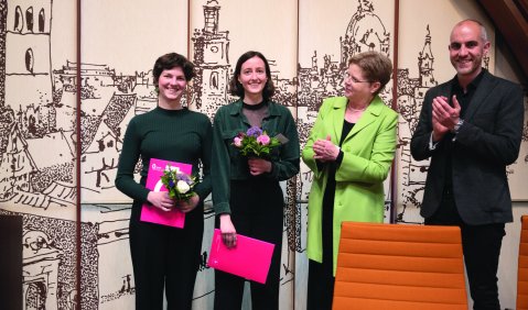Die Kölner Preisträgerinnen Lydia Stettinius und Anna Hönke, Prof. Dr. Susanne Rode-Breymann (RKM) und der Oberbürgermeister der Stadt Hannover Belit Onay (v.l.n.r.). Foto: HMTMH/Nico Herzog