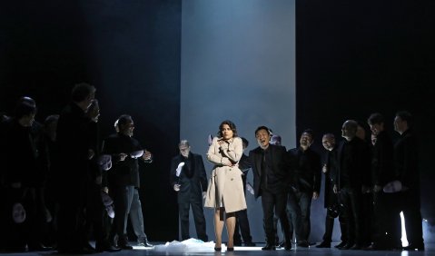 Ein Maskenball (Un ballo in maschera) - Camila Ribero-Souza (Amelia), Daeyoung Kim Samuel), Herren des Opernchors des DNT Weimar und des Extrachors aus Studierenden der Hochschule für Musik FRANZ LISZT Weimar. Foto: © Vincent Leifer 