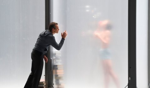 Demis Volpis Inszenierung von Benjamin Brittens Oper „Death in Venice“. Foto: Oper Stuttgart, Presse