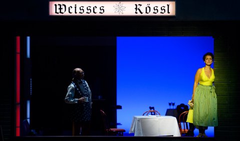 IM WEISSEN RÖSSL. Revue-Operette von Ralph Benatzky | Fassung der „Bar jeder Vernunft“ Berlin. Herbert G. Adami (Piccolo) und Laila Salome Fischer (Josepha Vogelhuber). Foto: Pawel Sosnowski