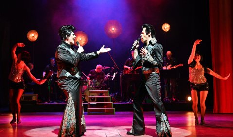 Doppel-Elvis: Steffi Denk und Markus Engelstädter in der Regensburger Rockrevue „Jenseits von St. Emmeram“. Foto: Jochen Klenk