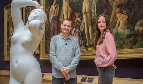 Jakob Schwerdtfeger und Gianna Bacio in der Hamburger Kunsthalle beim Dreh für „Ich sehe was, was du nicht siehst“. Foto: MDR/ARD Kultur/Bilderfest