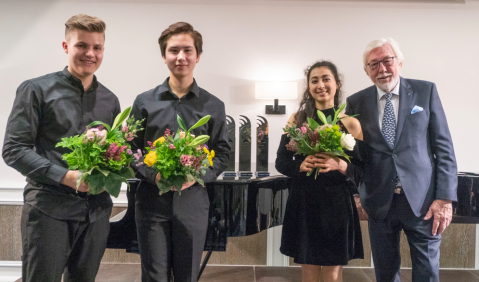 Klavierduo Leander Brand / Edvard Salvesen und die Flötististin Diren Duran mit dem Stifter Heinz Egon Achterkerke. Foto: Geert Maciejewski