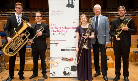 Constantin Hartwig, Roeland Henkens, Louise Pollock, Prof. Raimund Wippermann, Rektor der Robert Schumann Hochschule, und Lionel Jaquerod (v.l.n.r.). Foto: RSH Düsseldorf