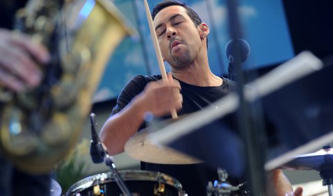 Kraftraubender, umjubelten Gig: Antonio Sanchez und seien band Migration beim BMW Welt Jazz Award. Foto: Ssirus W. Pakzad