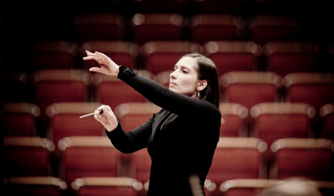 Ariane Matiakh. Foto: Oper Halle, Marco Borggreve