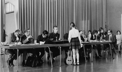 Olympisches Höher – Schneller – Weiter? Oder gemeinsam musizieren? Teilnehmerin vor Jury beim Bundeswettbewerb Jugend musiziert 1972. Foto: Bernd Böhner