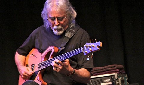 Flamenco- und Jazzbassist Carles Benavent bei der jazzahead! in Bremen. Foto: Ralf Dombrowski