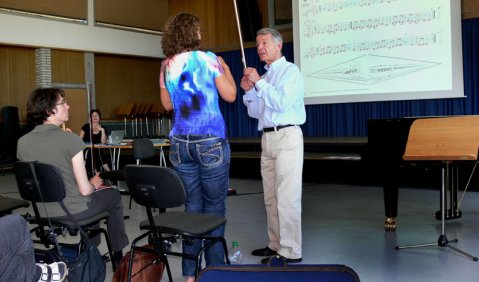 Géza Szilvay beim Colourstrings-Kurs in Trossingen. Foto: Bundesakademie