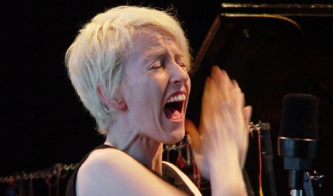 Selbstentblößende Lautkrobatik: Jennifer Walshe beim Kölner Comprovise Festival. Foto: Stefan Pieper
