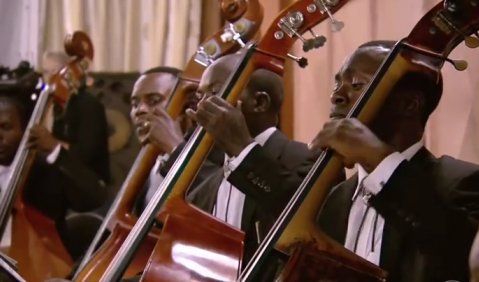 Orchester im Kongo spielt Beethoven und Orff. Foto: Youtube, https://www.youtube.com/watch?v=2kOMccvaTb0