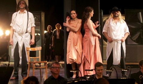 Aussetzende Kopfsteuerung: „Così fan tutte“ in Bremen. Foto: Jörg Landsberg