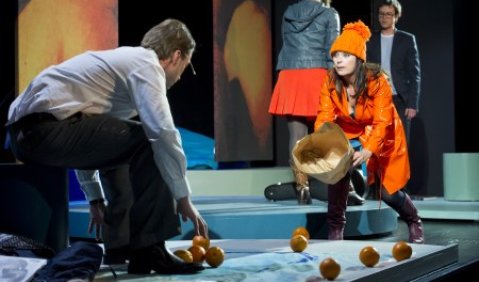 Sascha Rotermund, Carolin Fortenbacher, Sonja Dengler, und Benjamin Hübner im Hamburger „Orangenmädchen“. Foto: Oliver Fantitsch 
