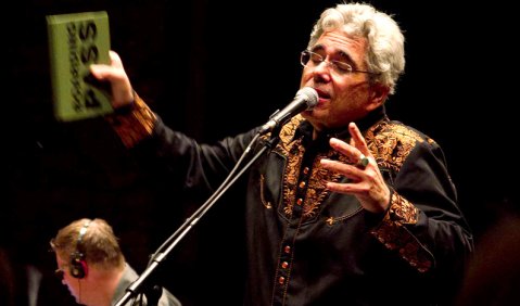 Der Vokalgymnastiker und sein Gedichtband: David Moss und Hanno Leichtmann vom Trio Denseland bei der Ruhrtriennale. Foto: Heike Kandalowski / Ruhrtriennale, 2012